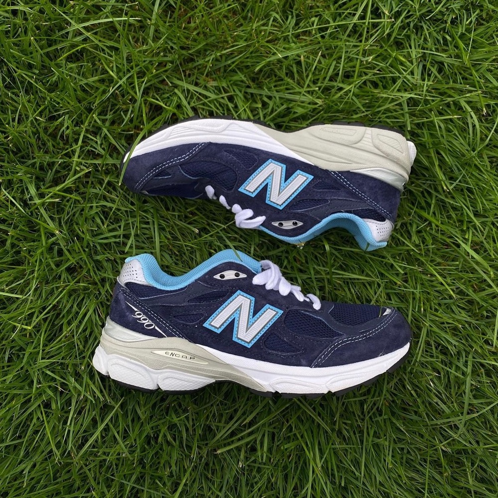 New Balance Women's Navy and Light Blue Sneakers vintage